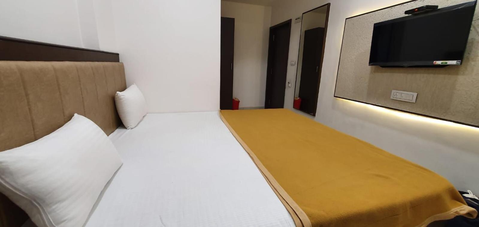 Hotel N K Bhuj Exteriér fotografie